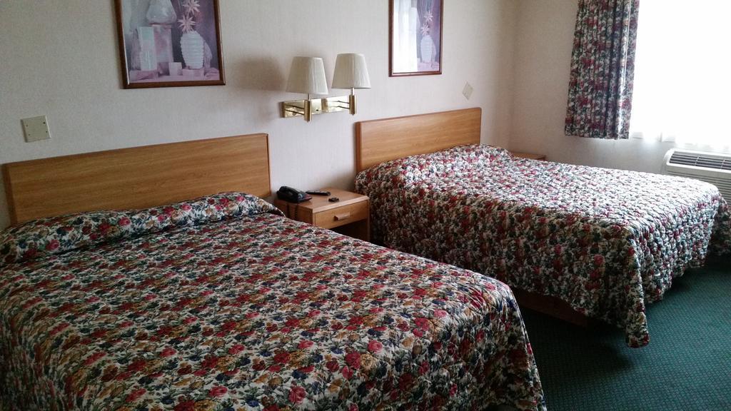 Queen Room with Two Queen Beds - Smoking