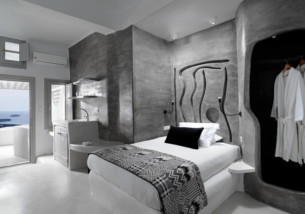 Deluxe Suite with Hamam and Private Outdoor Hot Tub and Caldera View