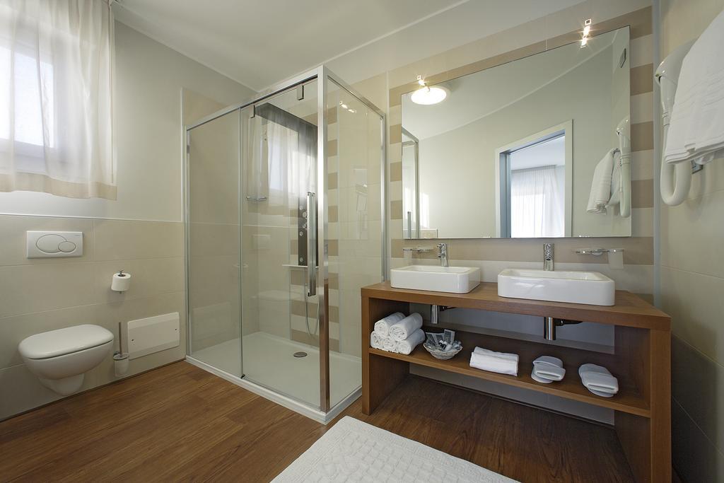 Deluxe Suite with Spa Bath