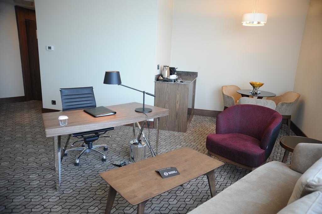 Deluxe Suite with King Bed - Lounge Access