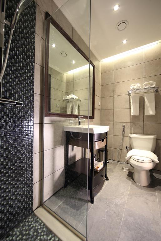 Junior Queen Suite