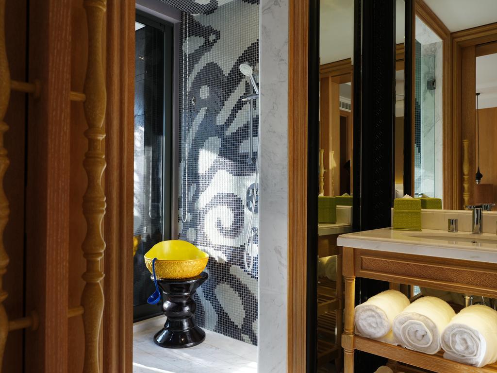 Standard King Room with Courtyard Access