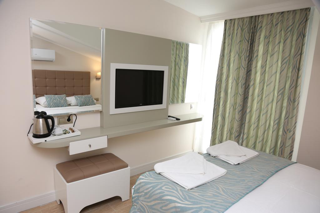 Double or Twin Room with Partial Sea View