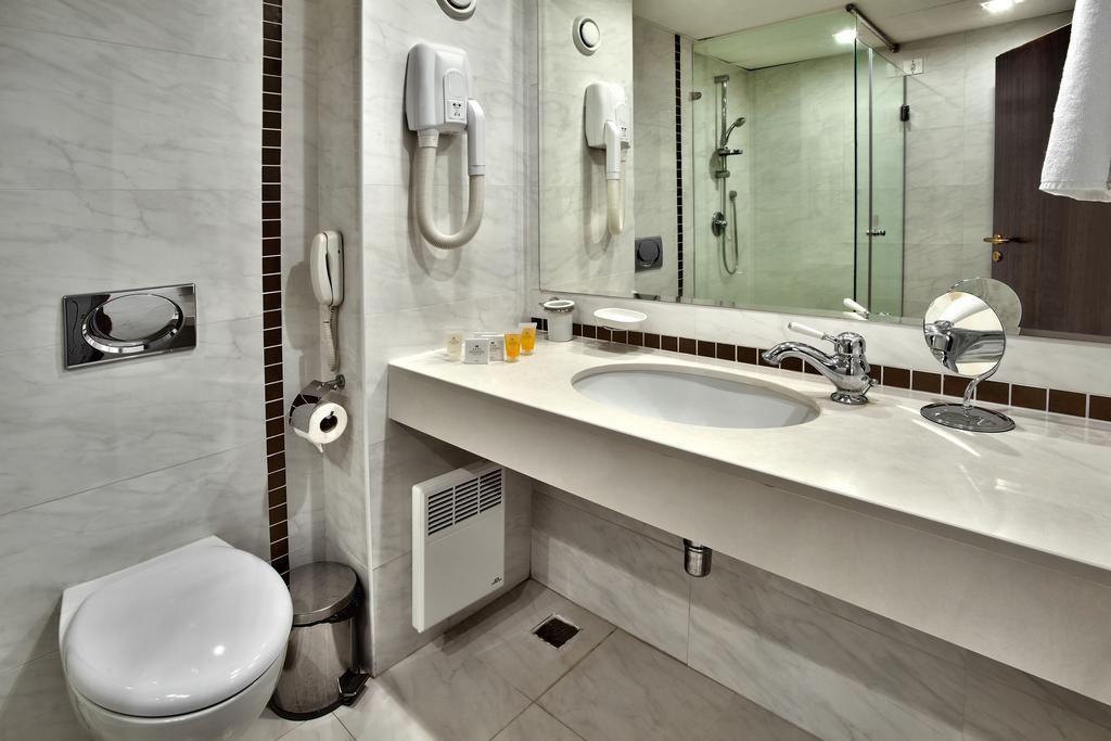 Double or Twin Room (2 Adults + 1 child up to 3.99 years old)