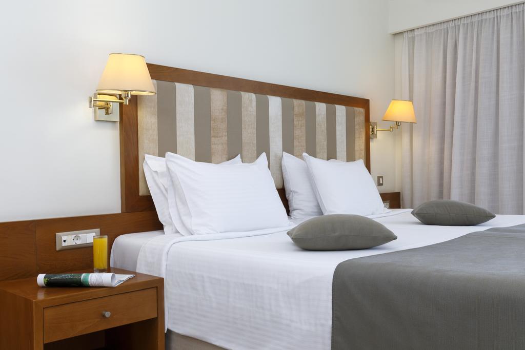 Double Room with Queen Bed and City View - Non-Smoking