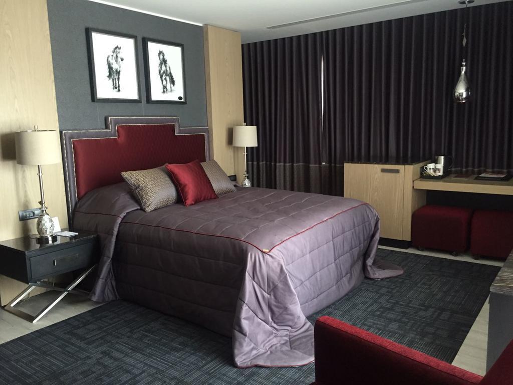 Honeymoon Suite