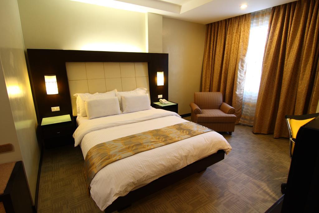 Deluxe Queen Room