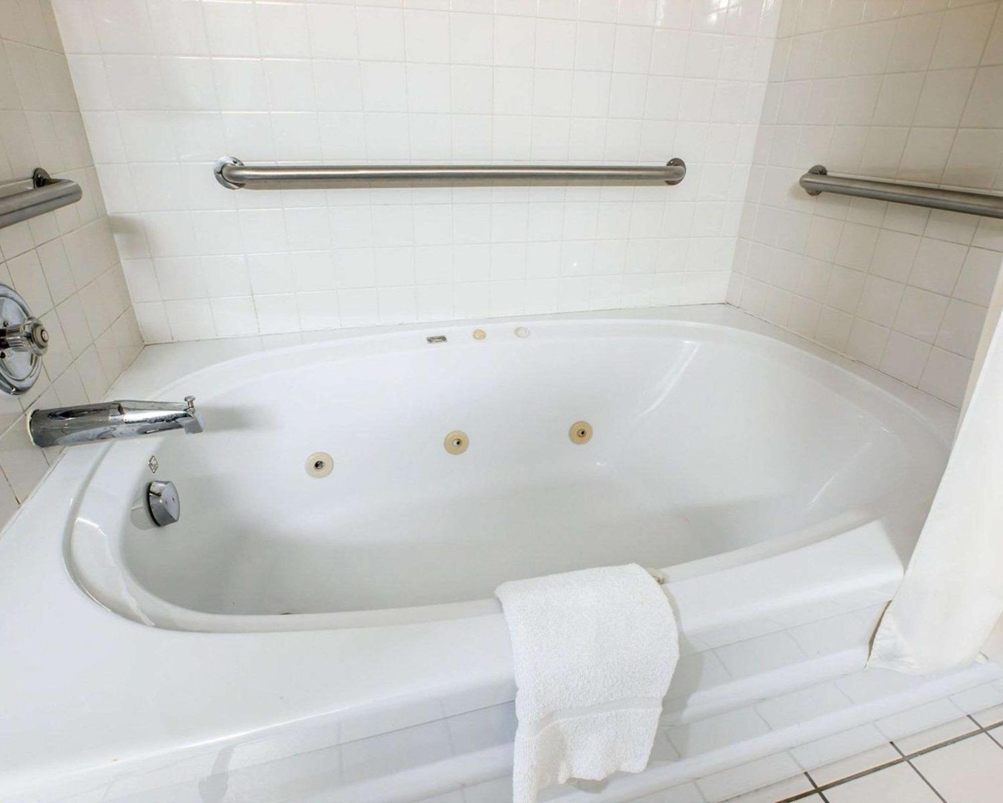 Accessible Room, 1 King Bed, Accessible Jetted Tub, Non Smoking