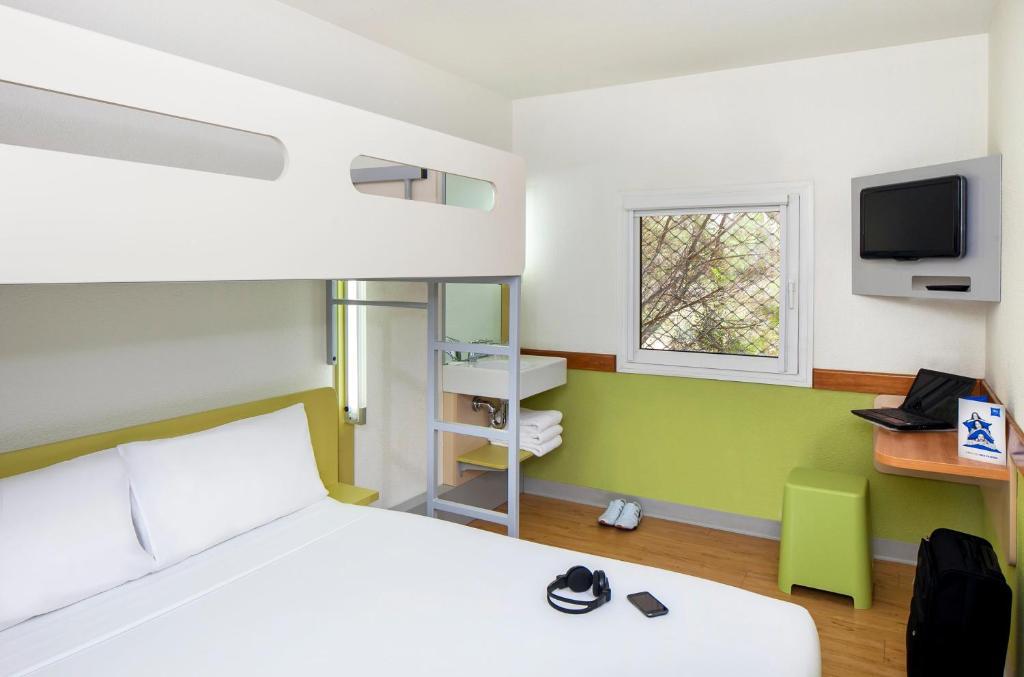 Queen and Single Bunk