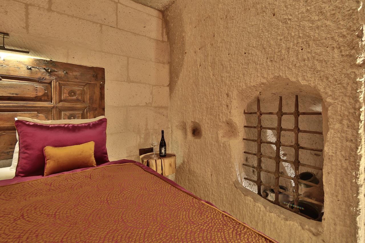Premier Cave Room