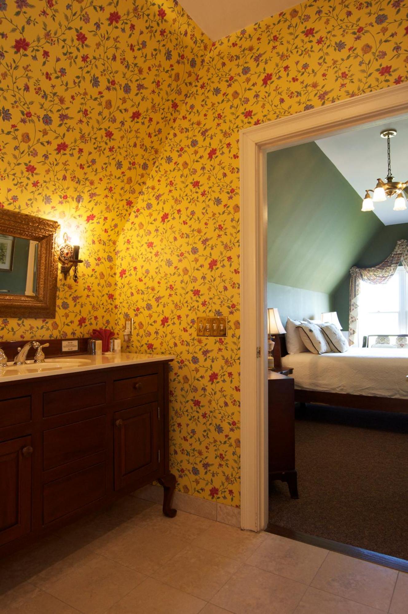 Queen Room with Spa Tub - Maclellan House