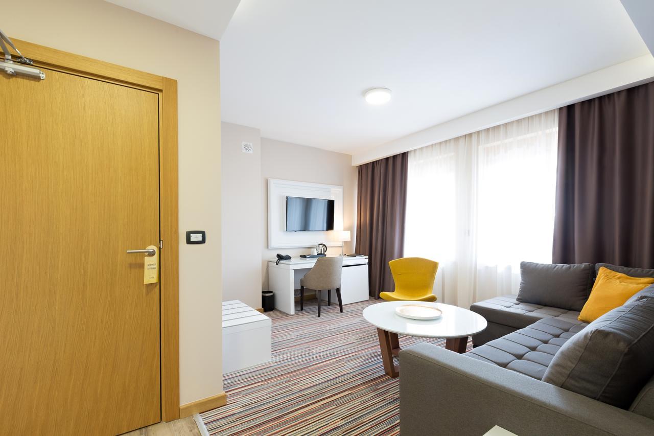 Deluxe Suite with Balcony