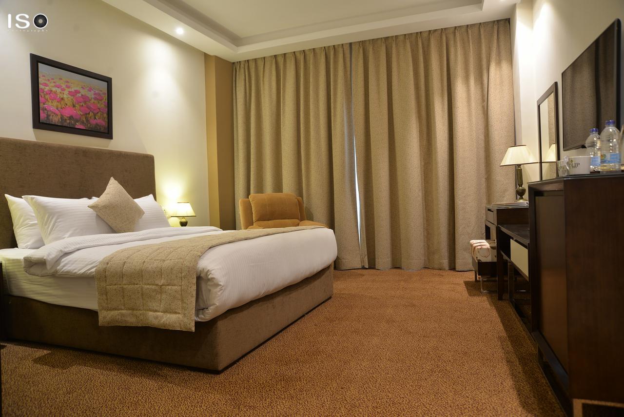 Deluxe Room (Pool View)