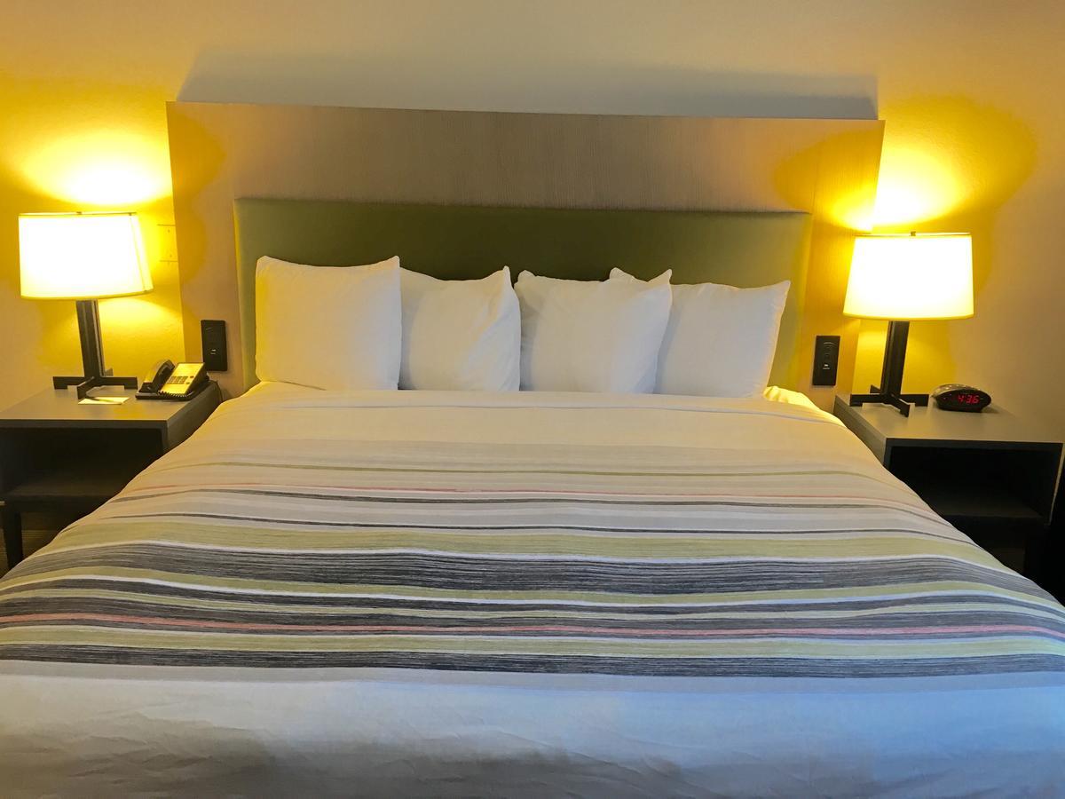 One-Bedroom Queen Suite - Non-Smoking