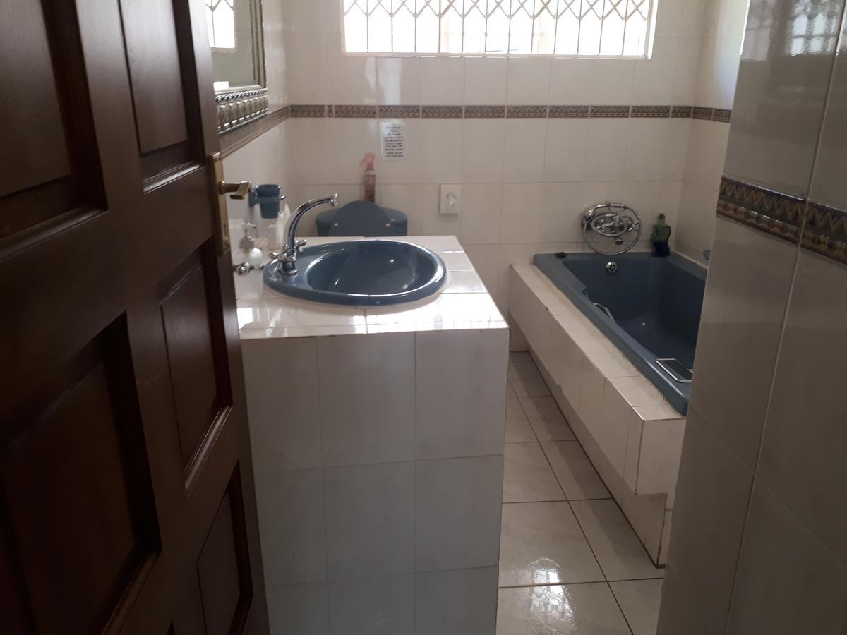 Queen Room with Private External Bathroom