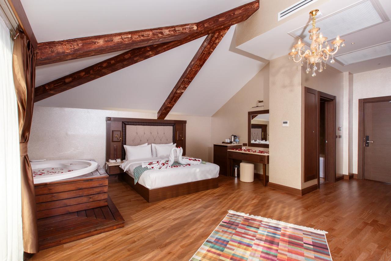 King Suite with Sea View and Hot Tub