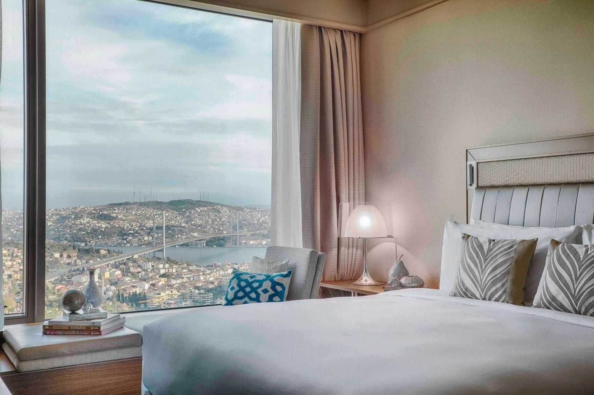 Executive King Room with Club Lounge Access and Sea View