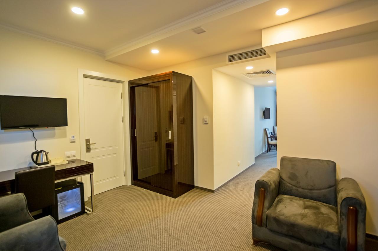 Suite with Mountain View