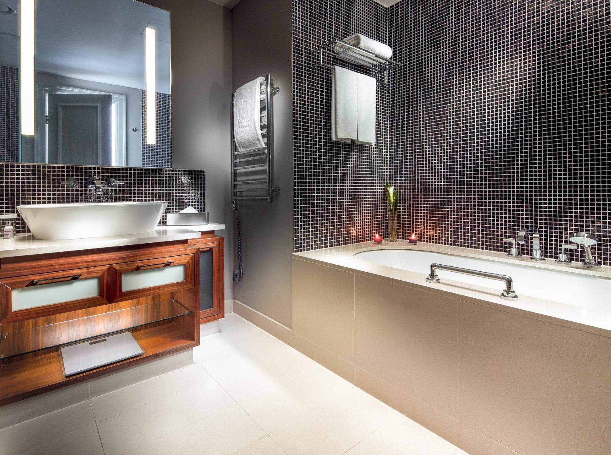 Executive Suite with Balcony and Street view