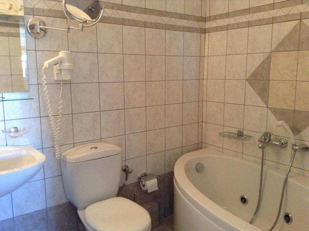 One Bedroom Suite with Spa Bath (2-4 Adults)