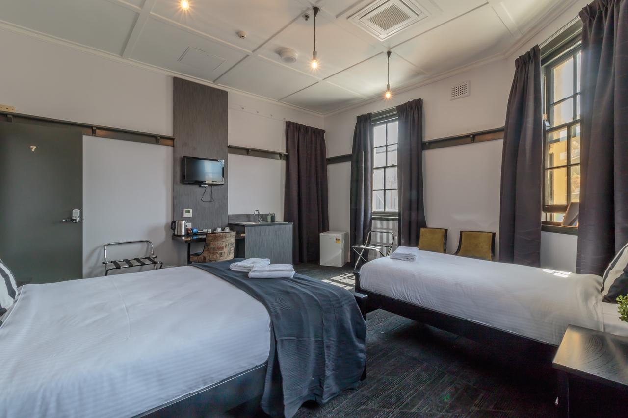 Queen Single Room with Shared Bathroom