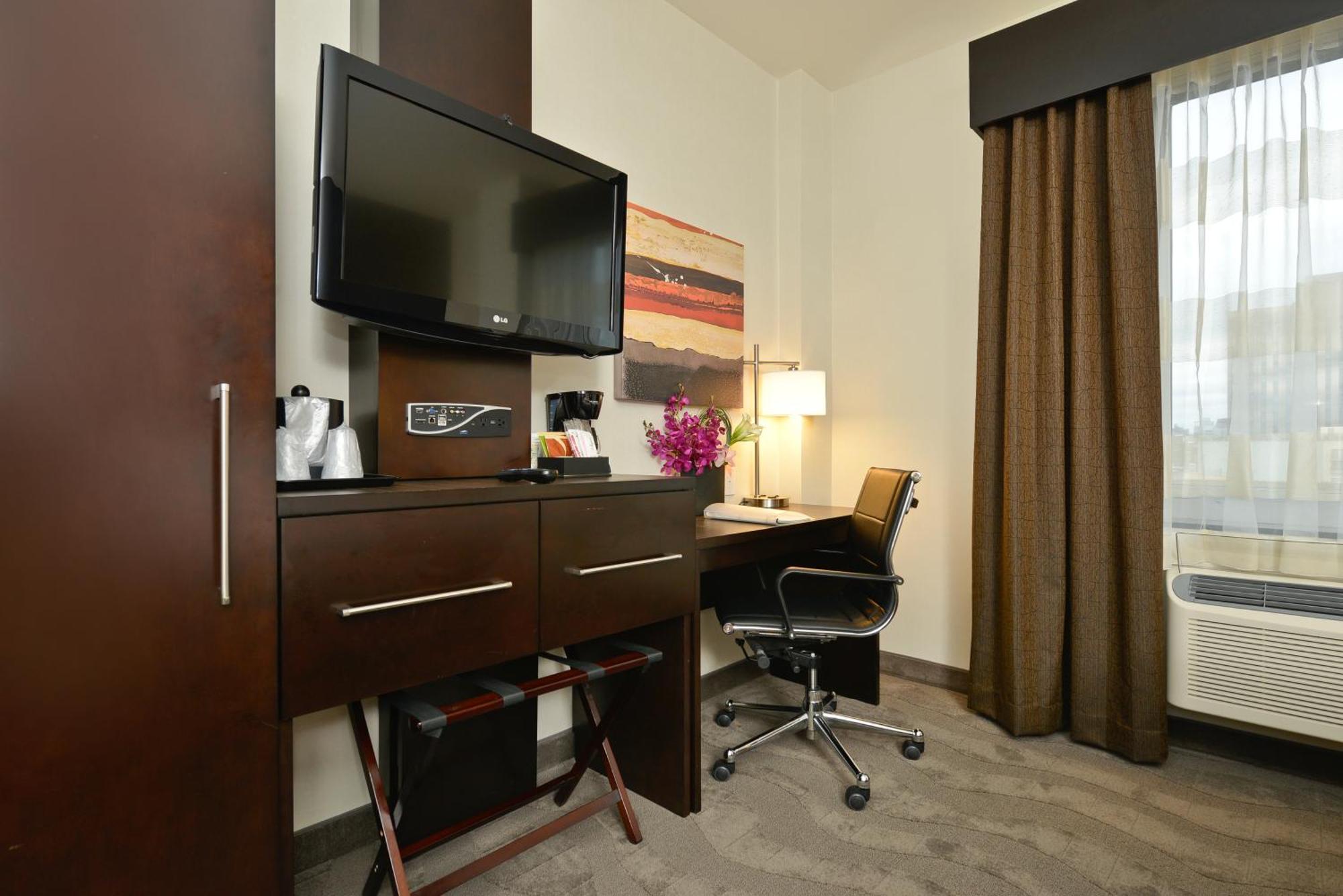 Double Room with Two Double Beds - Disability Access - Roll In Shower/Non-Smoking