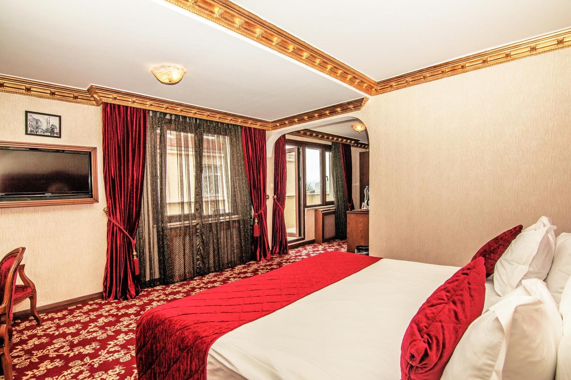Deluxe Queen Room with Balcony