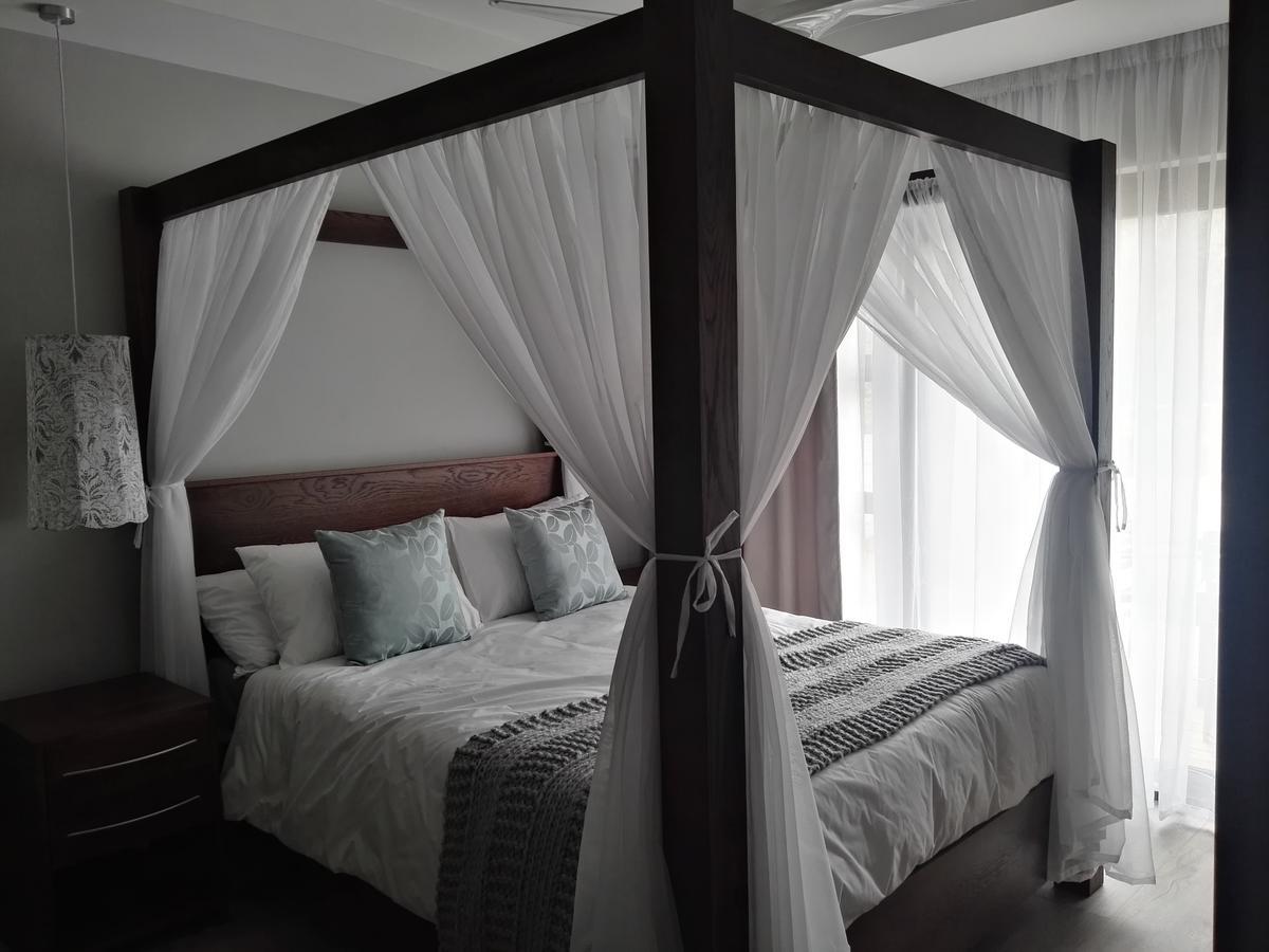 Queen Room with Pool Access
