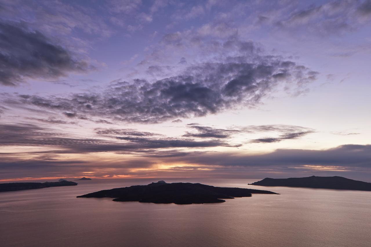 Honeymoon Executive Suite with Hot Tub and Caldera View