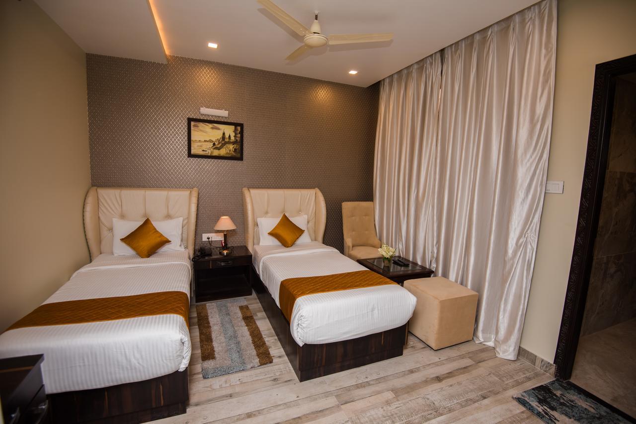 Superior Double or Twin Room with Garden View (Evening Aarti with Boat Ride @ INR 500 Per Person)