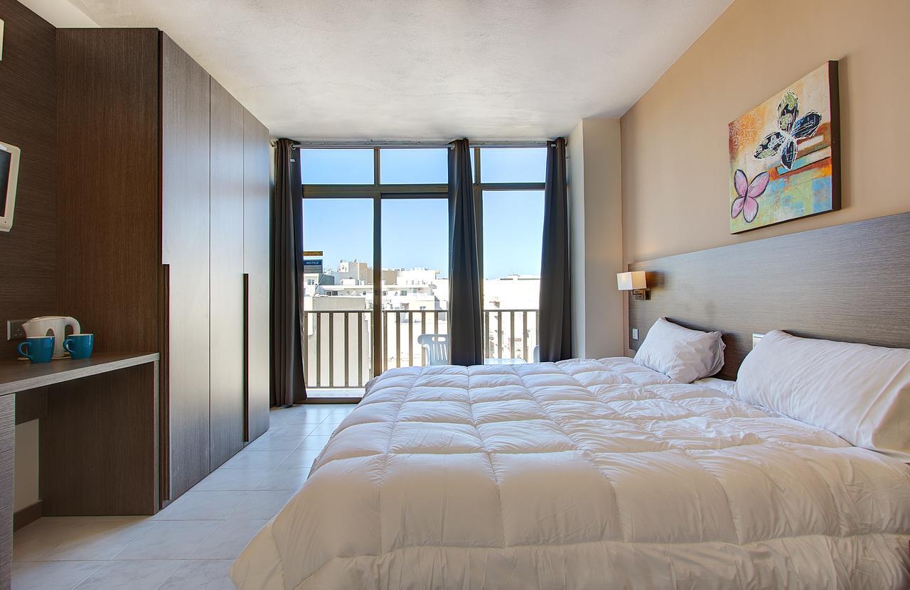 Double or Twin Room with Partial Sea View
