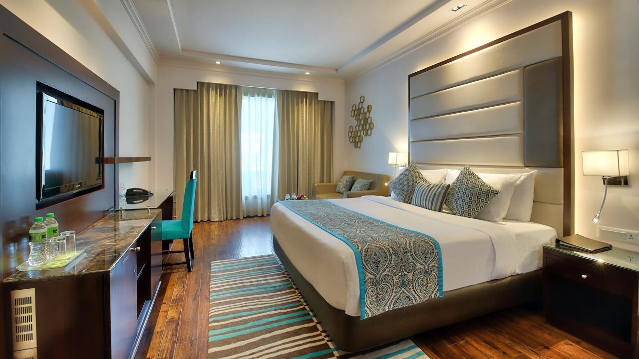 Business Double Room : (Enjoy INR 500 credit on dinner buffet at Mosaic Restaurant, Happy Hours 1+1 offer on Alcoholic Beverages 12 PM-6 PM, Soft Beverages (Except Dragon House), 2 pints of House Beer per room once during stay,10% off Laundry and Spa