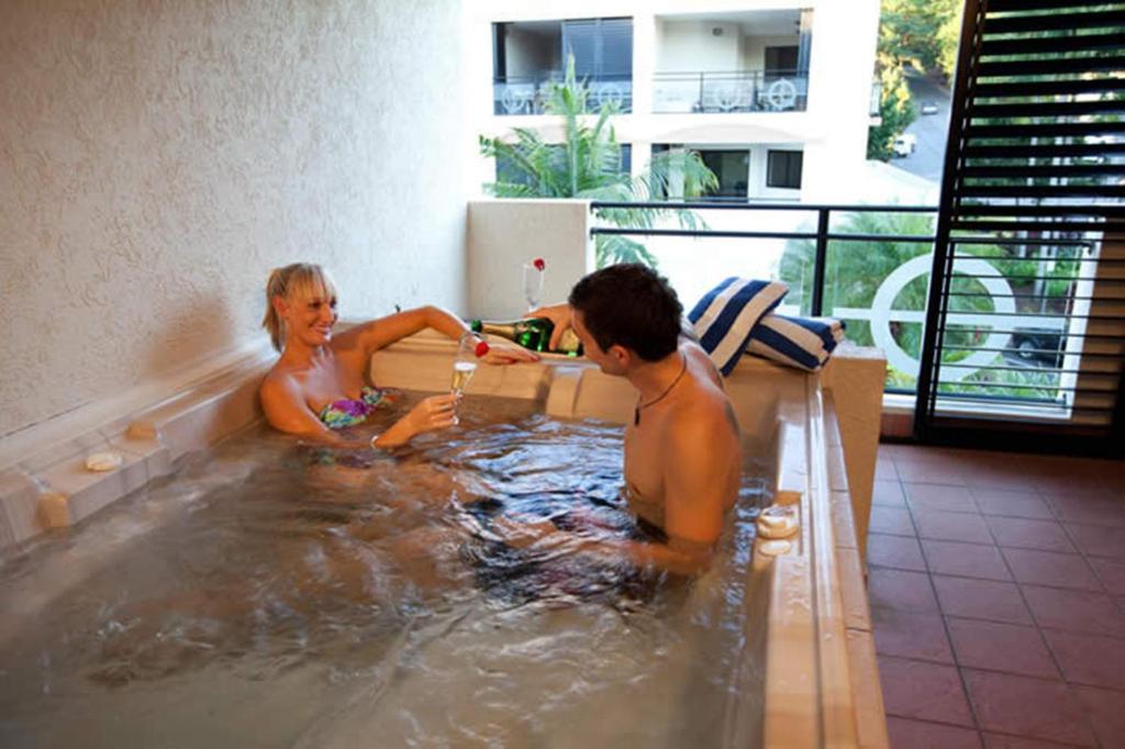 One-Bedroom Apartment with Hot Tub