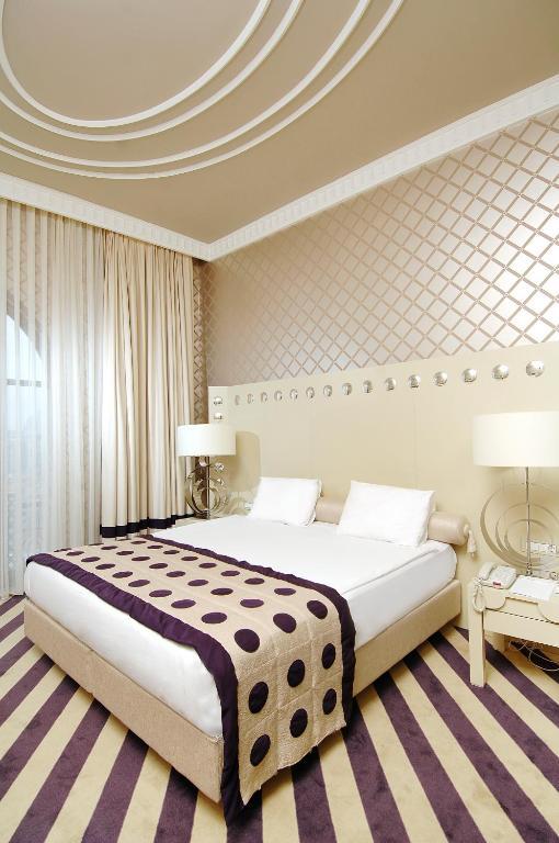 Superior Double or Twin Room with Square View