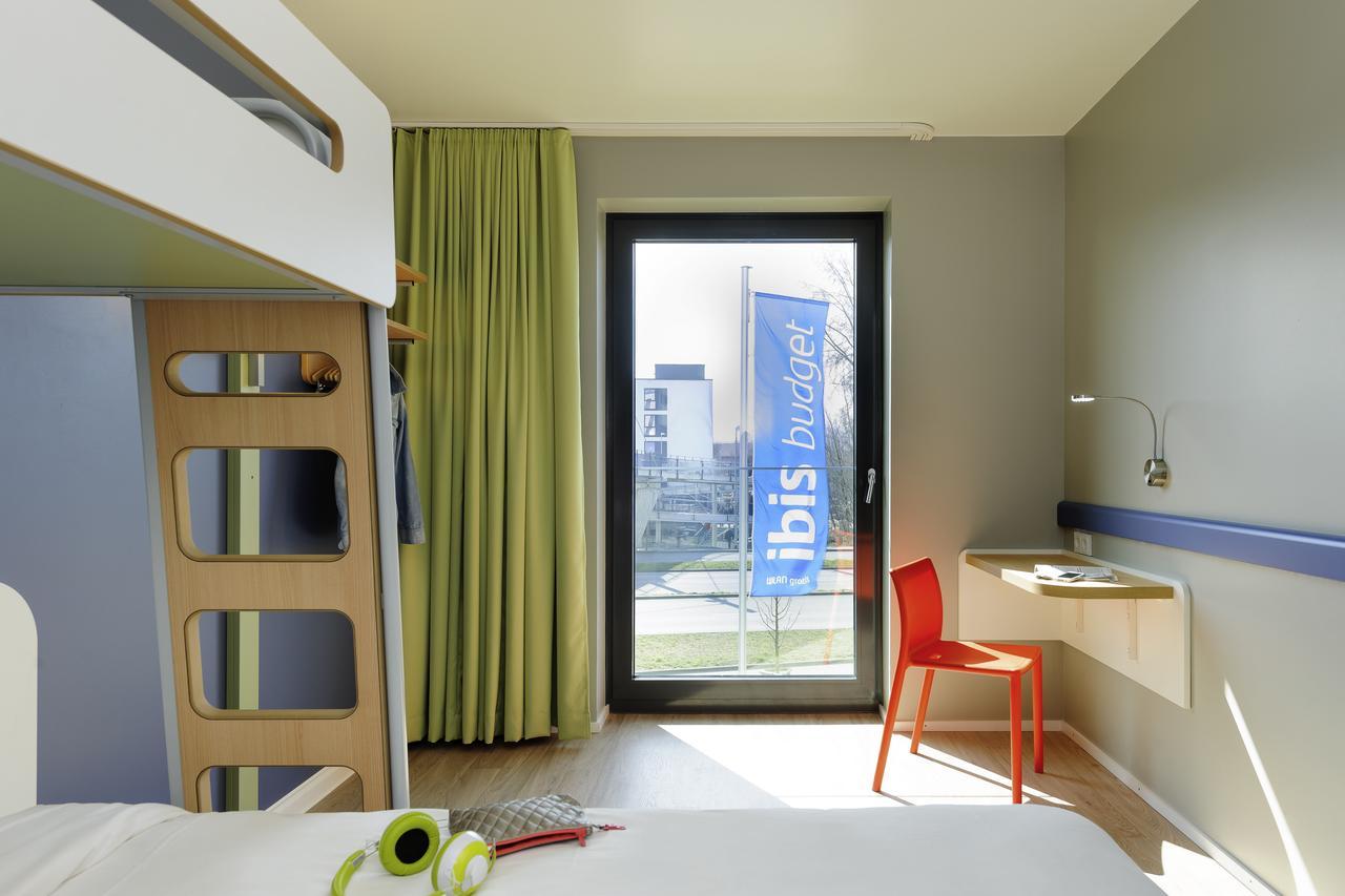 Double room with 1 double bed and 1 bunk bed