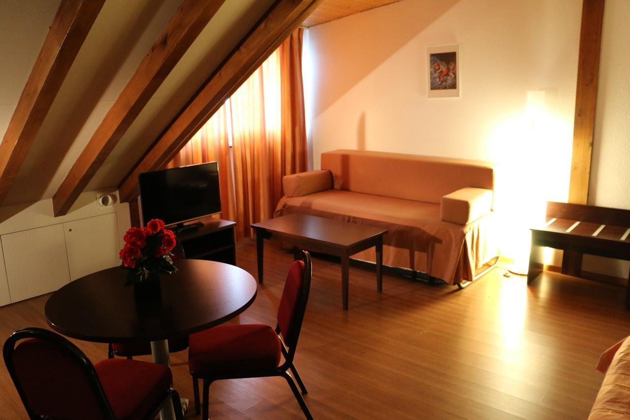 Quintuple Room