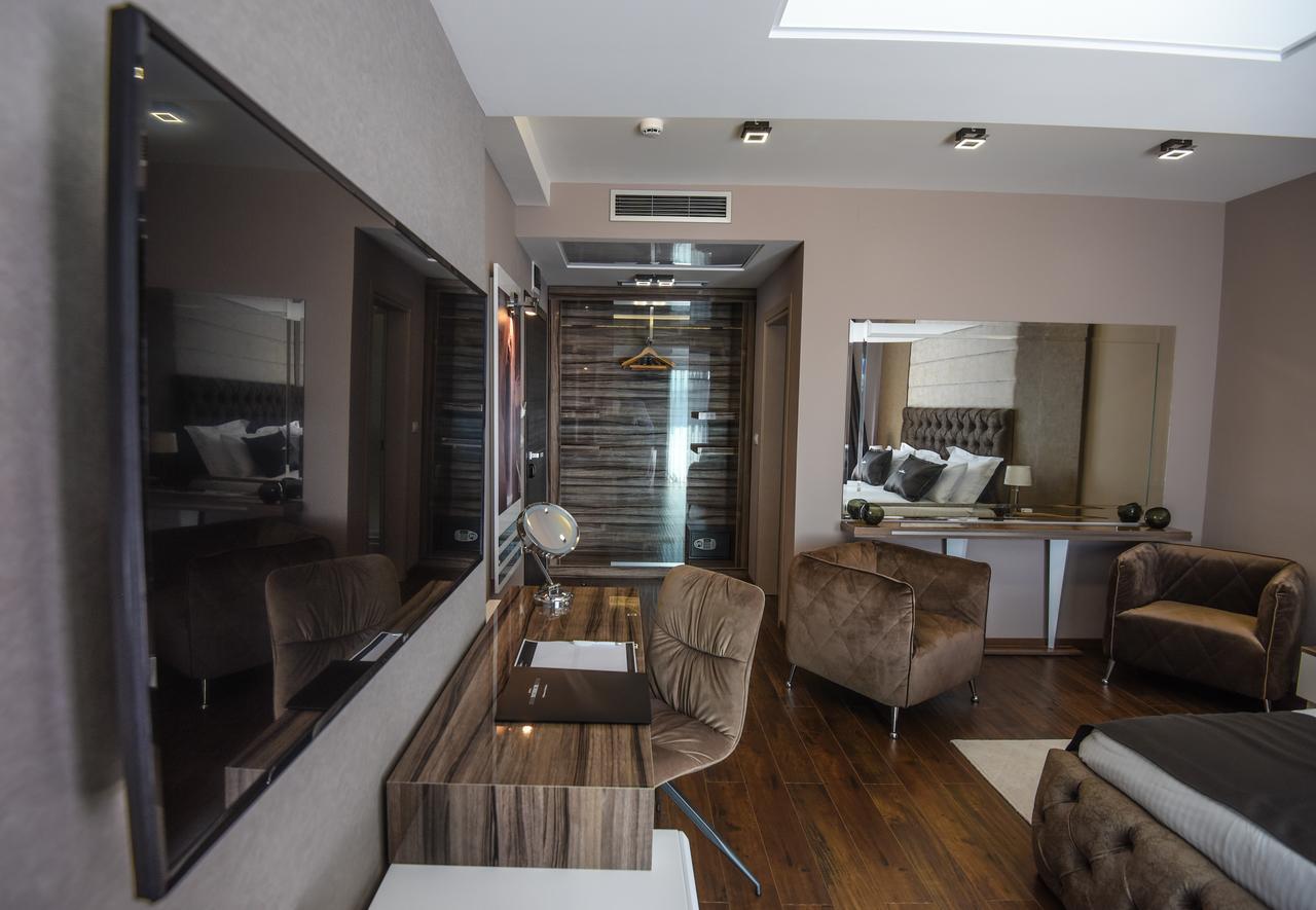 Deluxe Double Room with Balcony - Free Airport Shuttle
