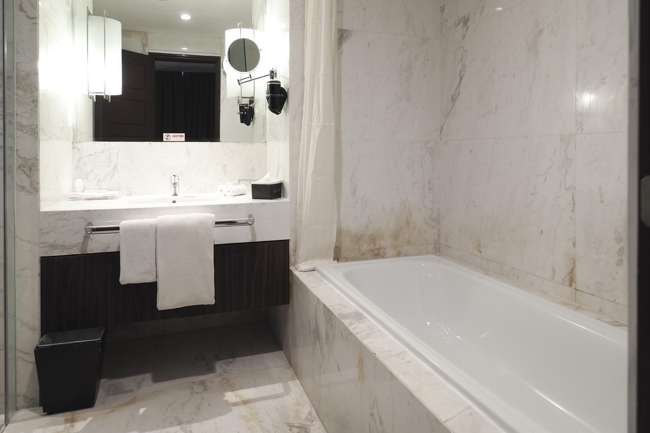Executive Suite Room with One King Bed