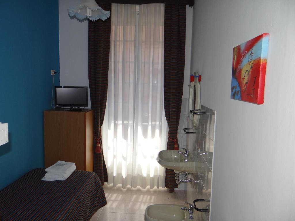 Single Room with Shared Bathroom