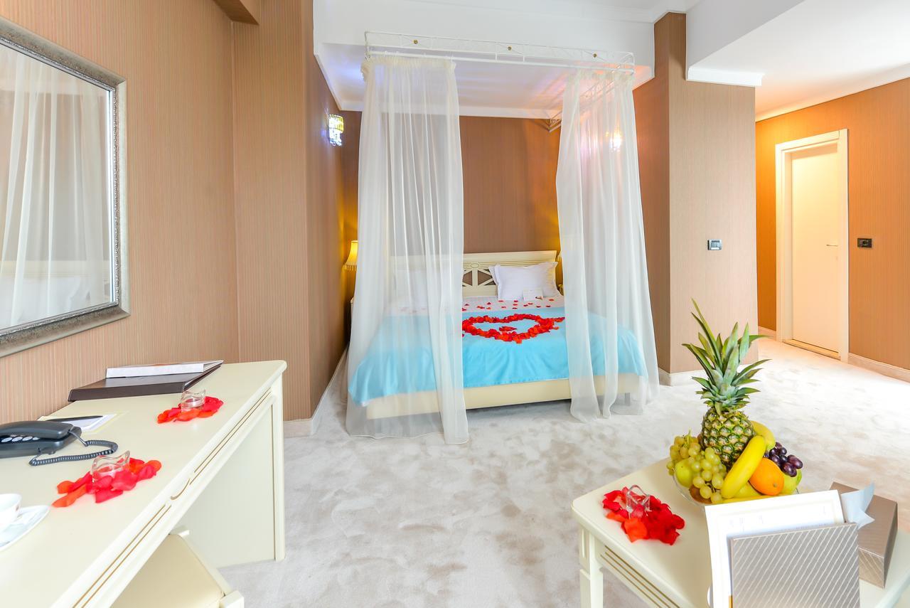 Double Superior Canopy Bed