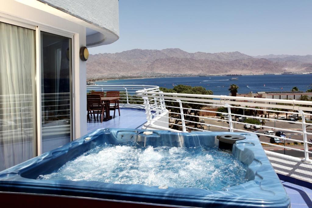 Caribbean Suite - 3 Room With Big Terrace+ Hot Tub + Kitchenette - 328 ft²