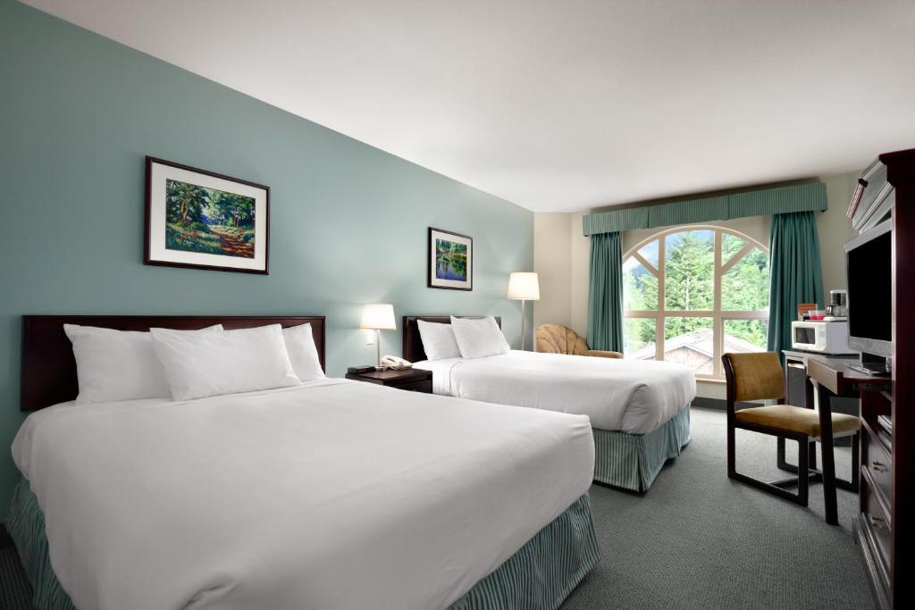 Queen Room with Two Queen Beds with Mountain View