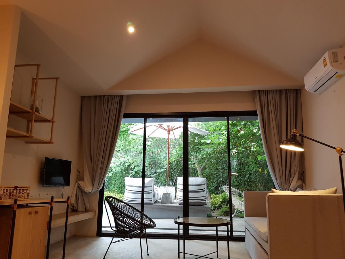 Deluxe Room with Pool Access