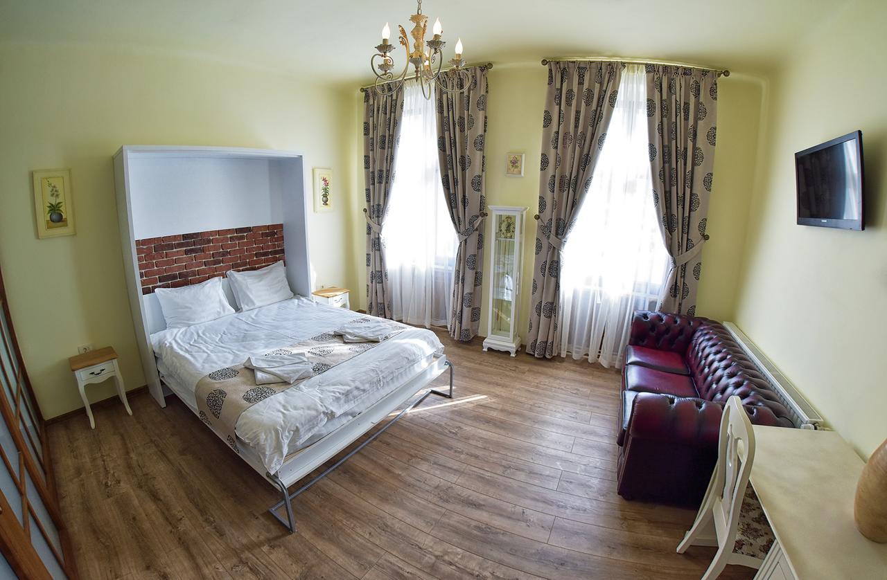 Deluxe Apartment With Central Square View