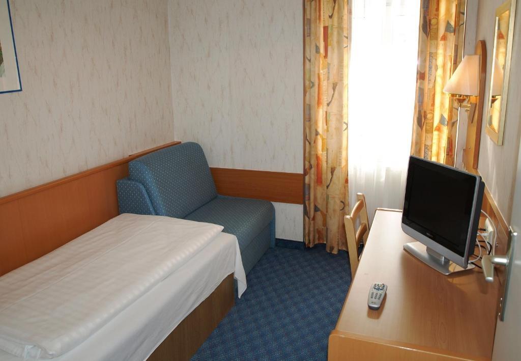 Single Room with Shared Toilet