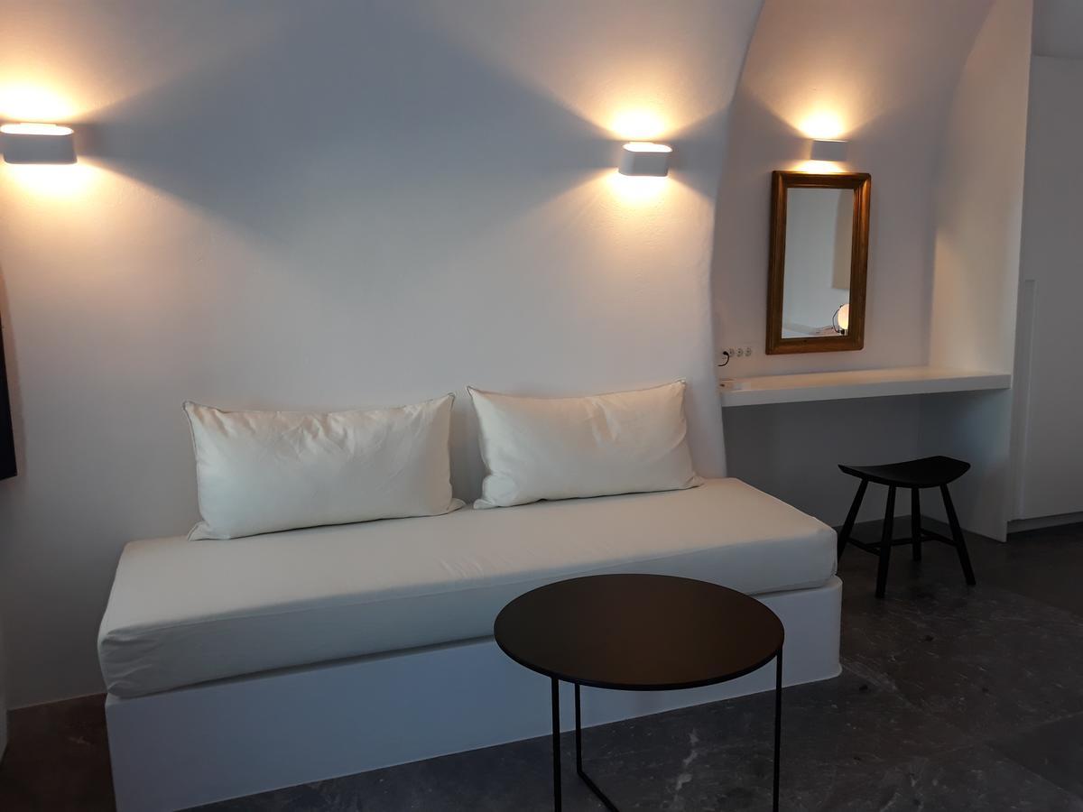 Artist's Suite with Plunge Pool and Caldera View