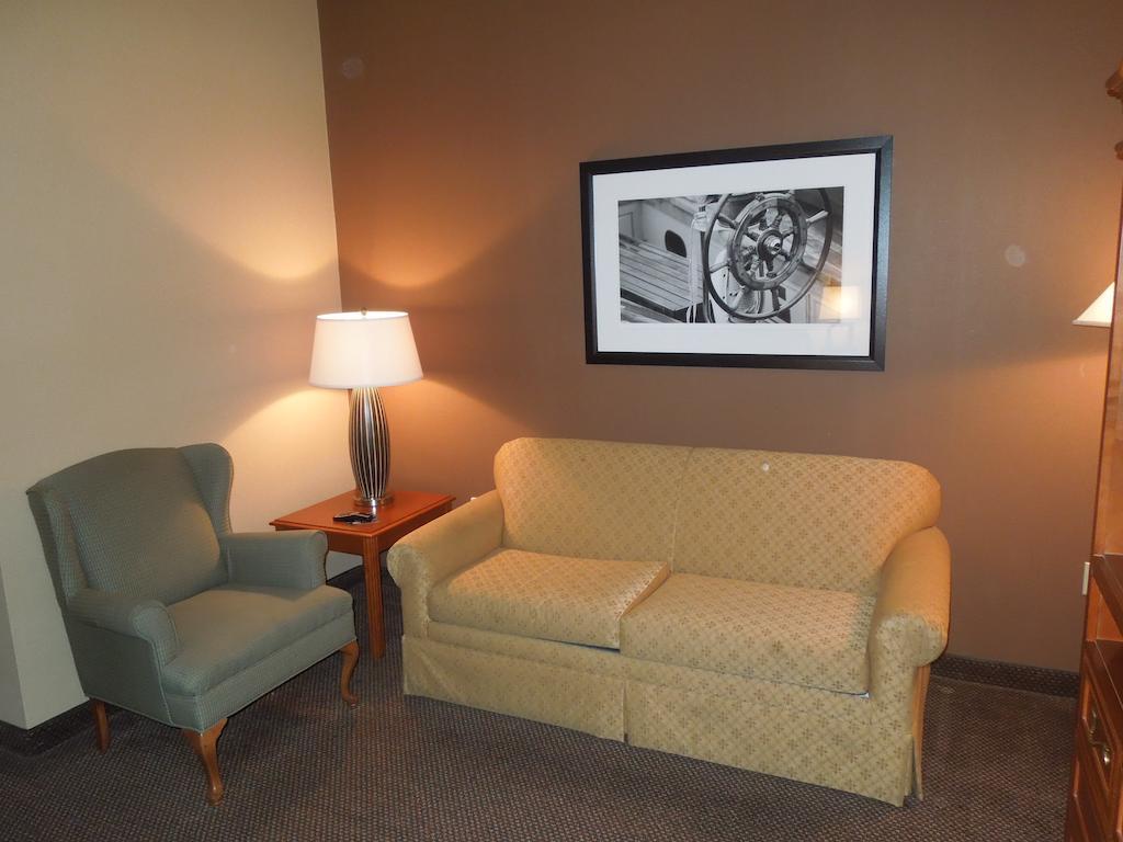 One-Bedroom King Suite - Non-Smoking