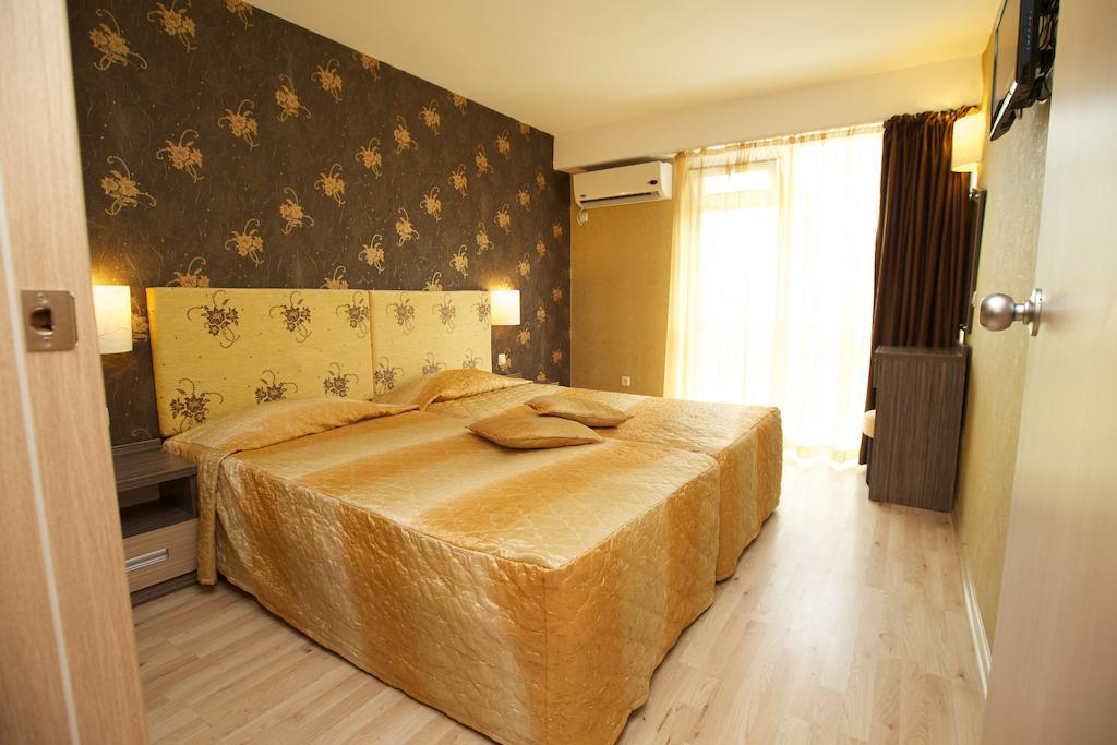 One-Bedroom Suite with Balcony