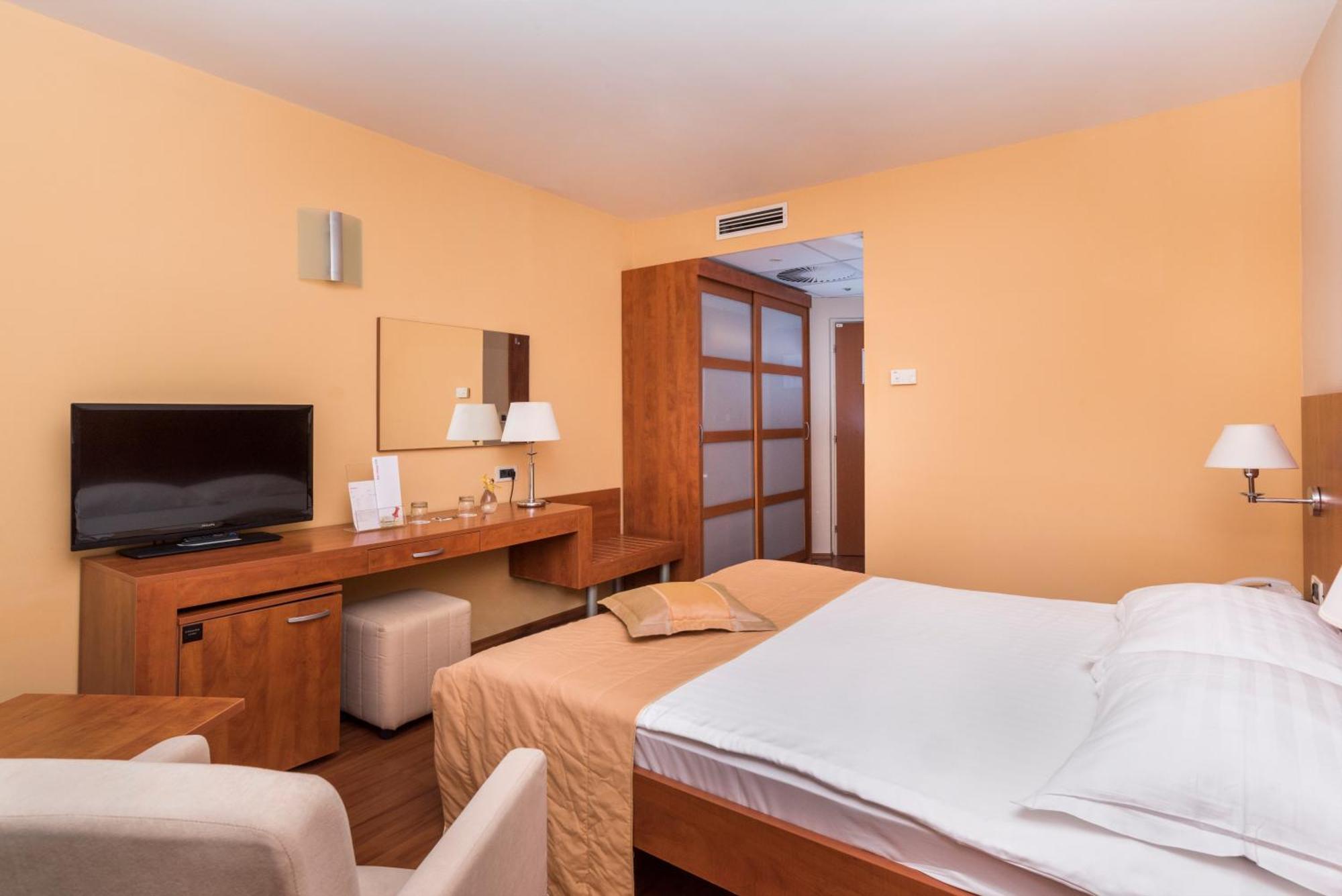 Economy Room with French Bed - Park Side