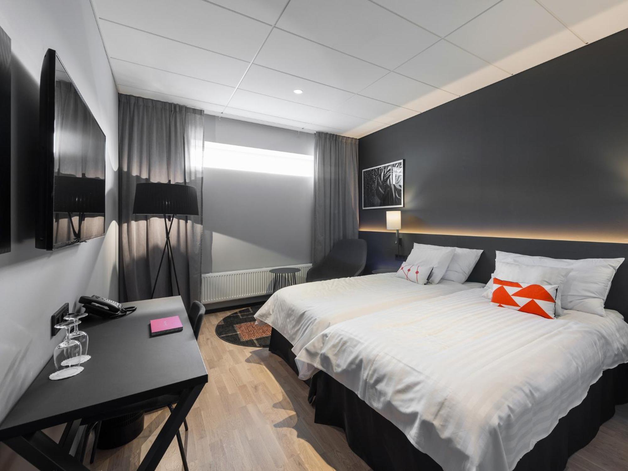Economy Twin Room with small window